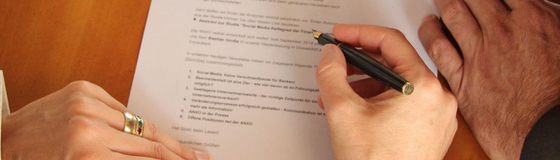 Dokument und Stift verdeutlichen, dass hier die Publikationen der ANXO zu finden sind.